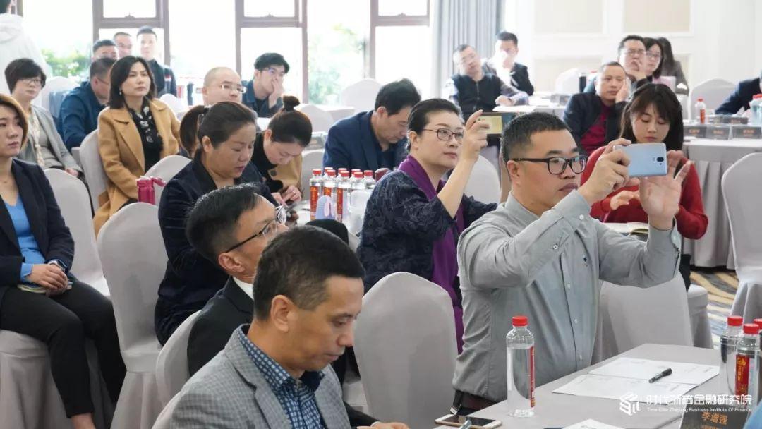 驾驭未来之路，财富时间线揭秘人工智能、区块链与大转移时代机遇